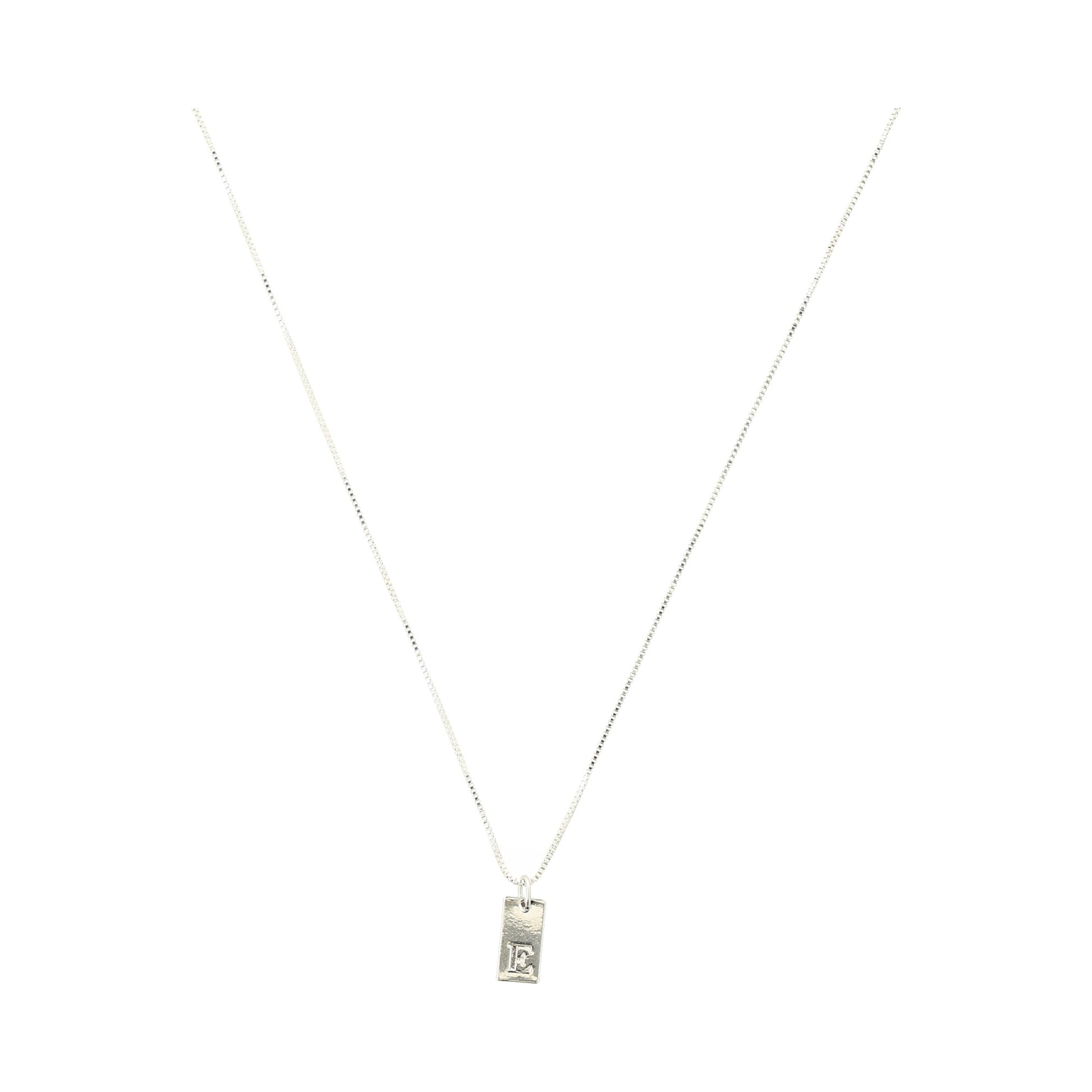collar color plata con dige letra E