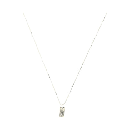 collar color plata con dige letra E