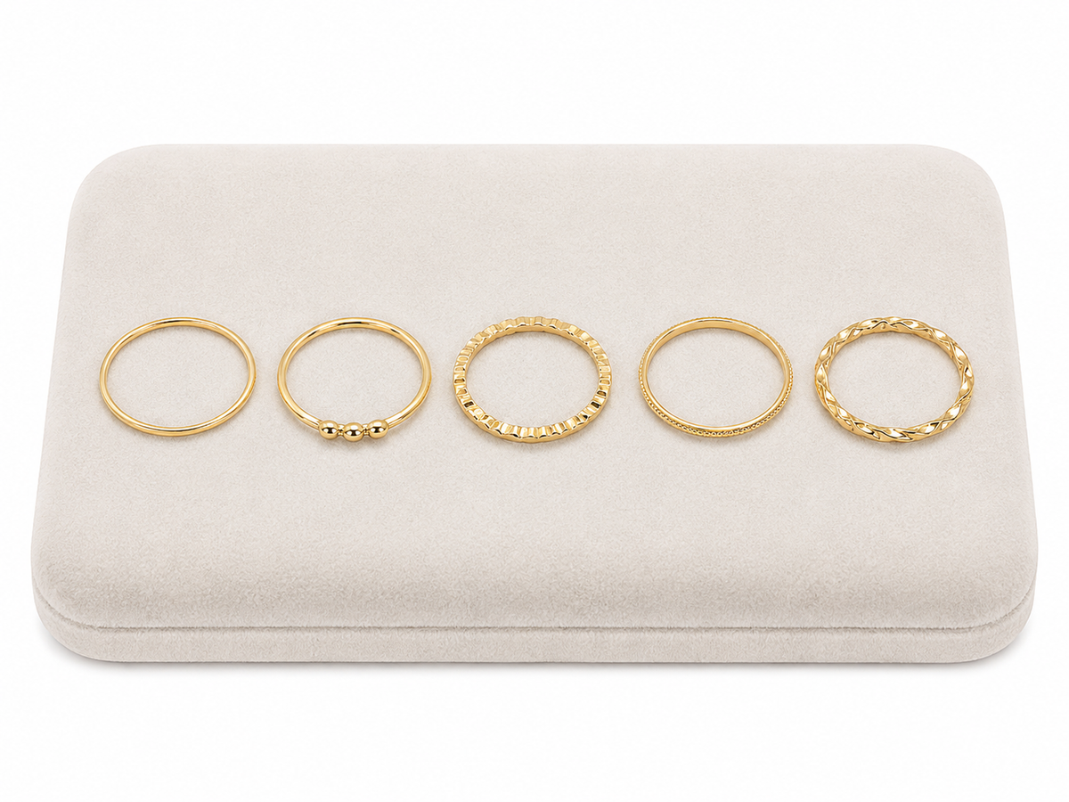 Set de 5 Anillos Dorados con Diseños Variados y Detalles Texturizados.