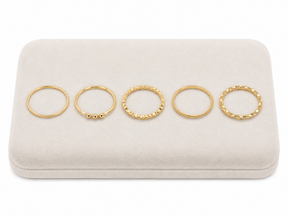 Set de 5 Anillos Dorados con Diseños Variados y Detalles Texturizados.