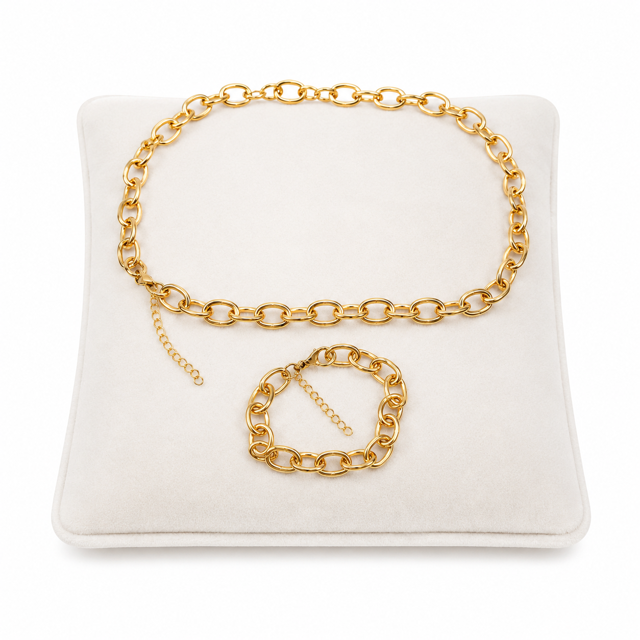 Conjunto de collar y pulsera de eslabones ovalados color dorado con cierre ajustable.