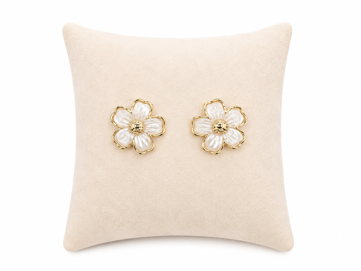 Aretes con diseño de flor color blanco y dorado.