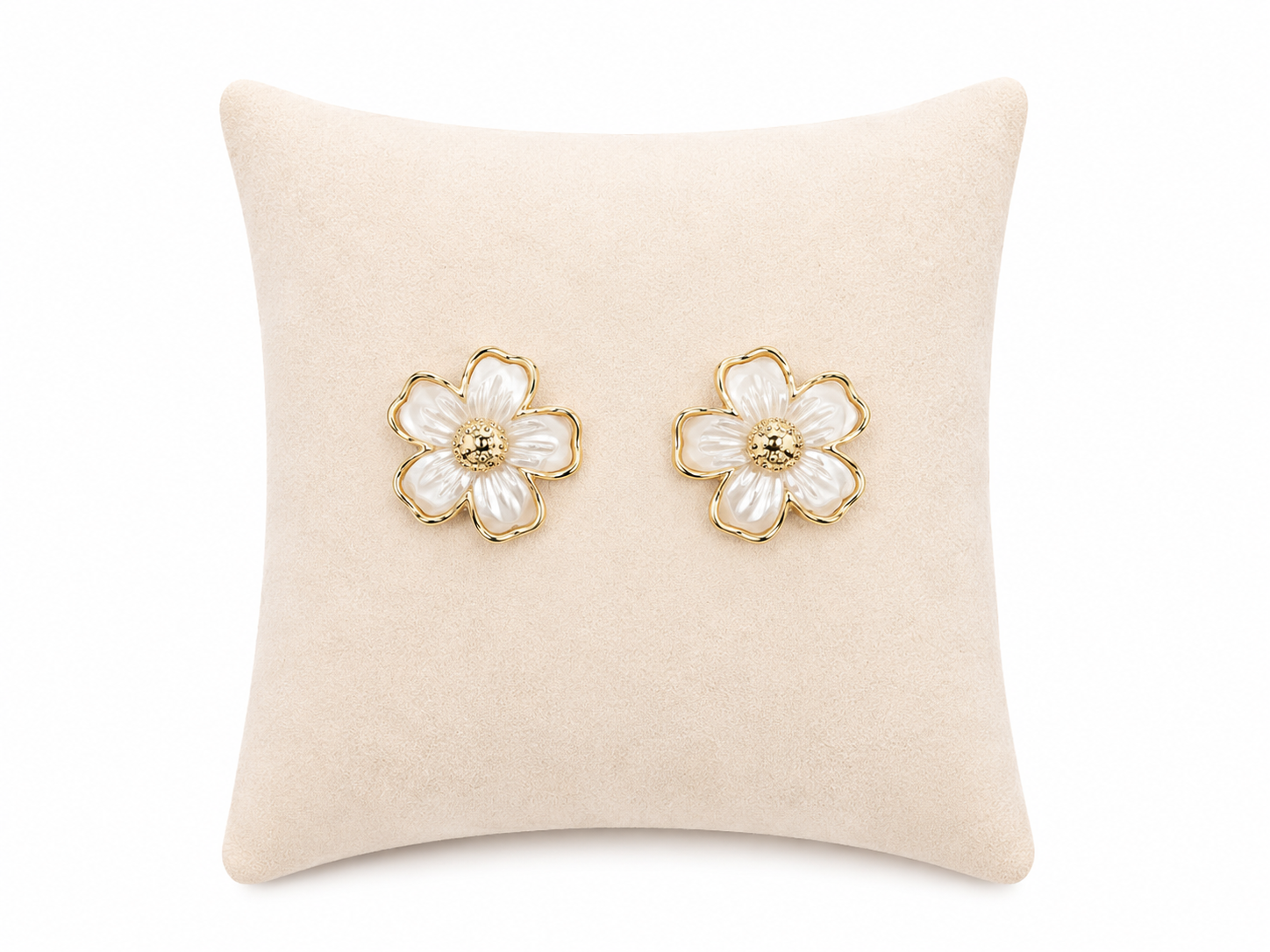 Aretes con diseño de flor color blanco y dorado.