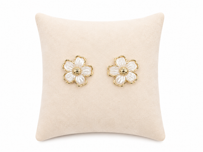 Aretes con diseño de flor color blanco y dorado.