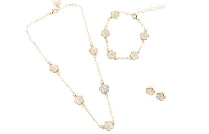 Set de joyería para mujer color dorado, incluye un collar, una pulsera y aretes a juego.
