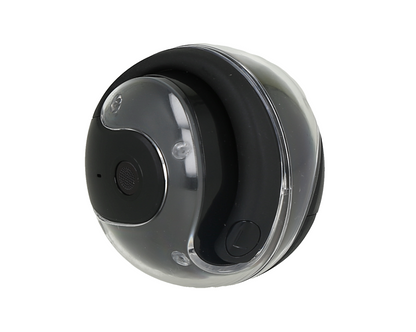 Auriculares inalámbricos con un estuche de carga redondo y transparente.