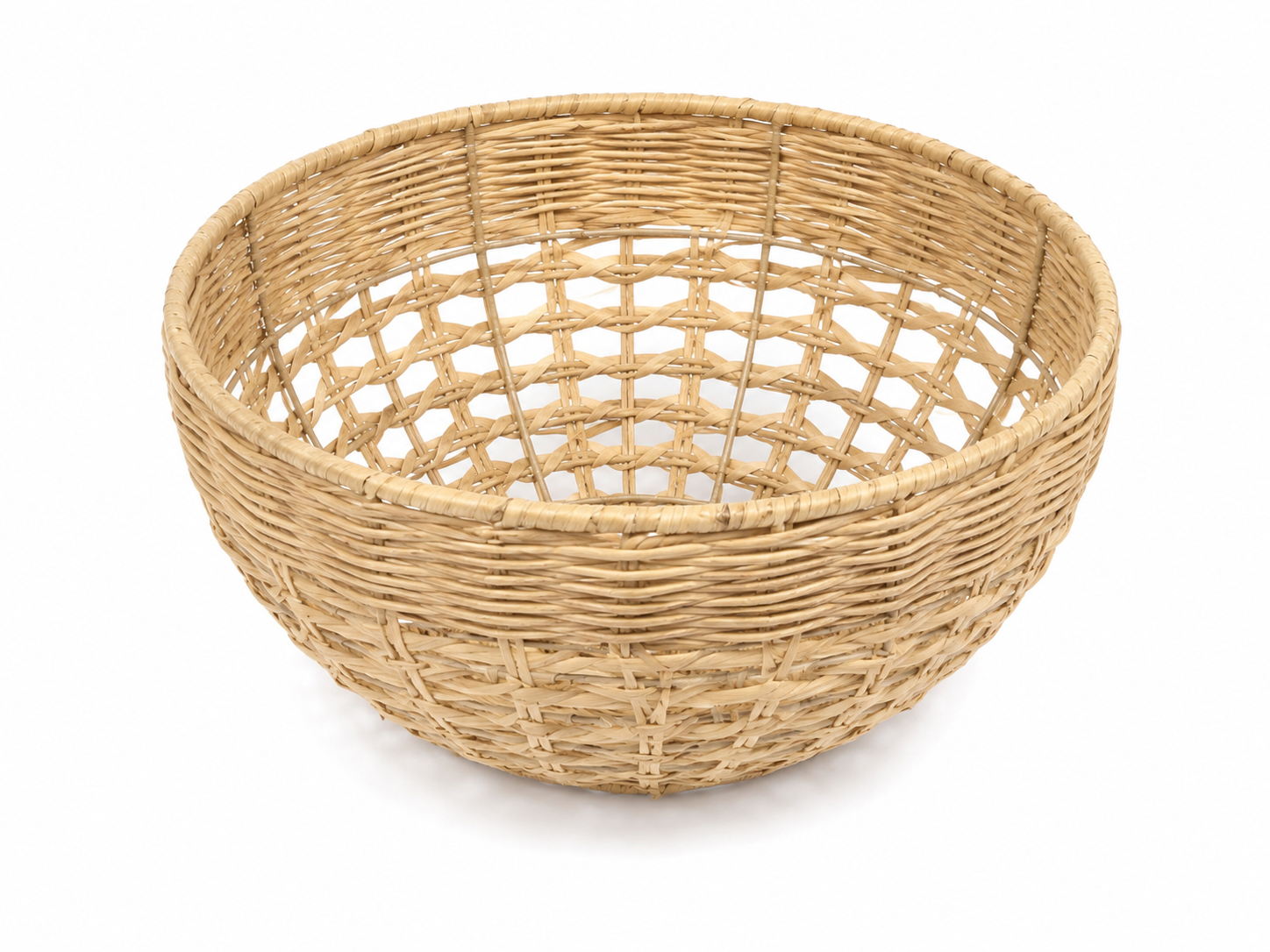 Cesta redonda de mimbre tejida para almacenamiento y decoración del hogar.