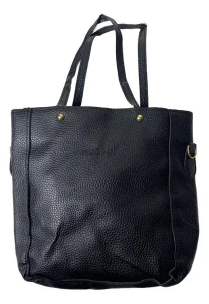 Bolso tote negro de textura granulada con asas largas.