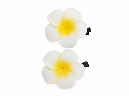 Set de pinzas para el cabello con diseño de flor tropical blanca y centro amarillo.