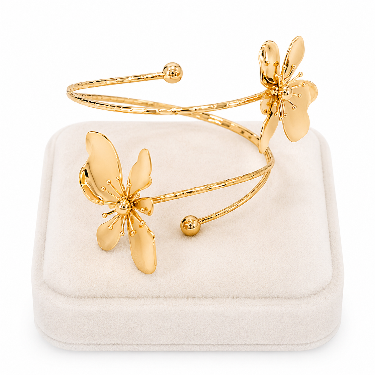 Brazalete Dorado Abierto con Diseño Espiral de Flores y Detalles Esféricos.