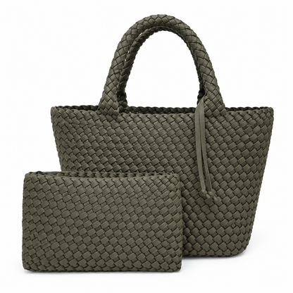 Bolso tejido de mano con cartera organizadora extraíble.