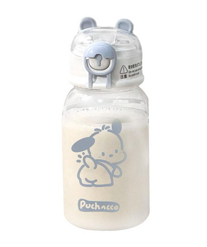 Botella transparente con el personaje Pochacco y detalles en azul claro
