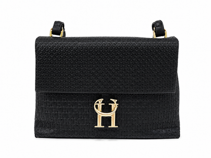 Bolso de Mano Elegante Color Negro con Textura Grabada, Cierre de Solapa y Herrajes Dorados.