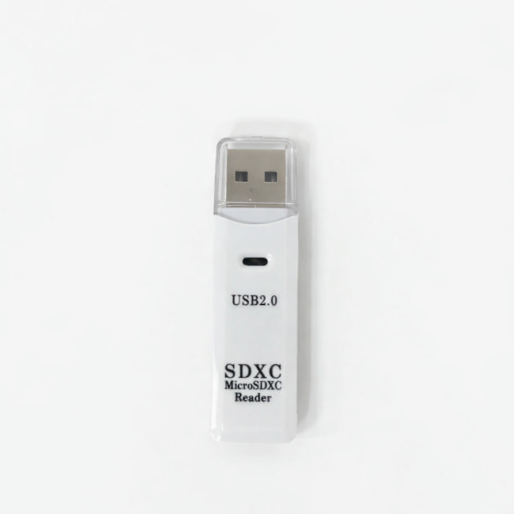 Lector de tarjetas de memoria USB 2.0 genérico en color blanco.