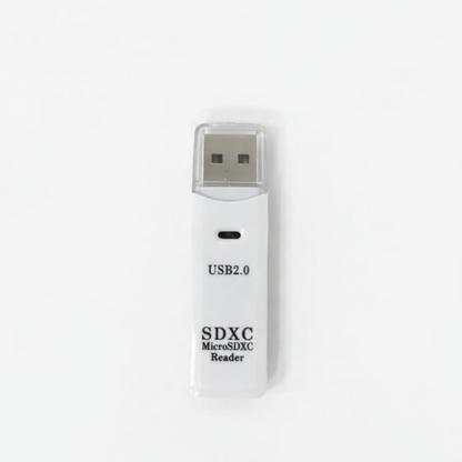 Lector de tarjetas de memoria USB 2.0 genérico en color blanco.