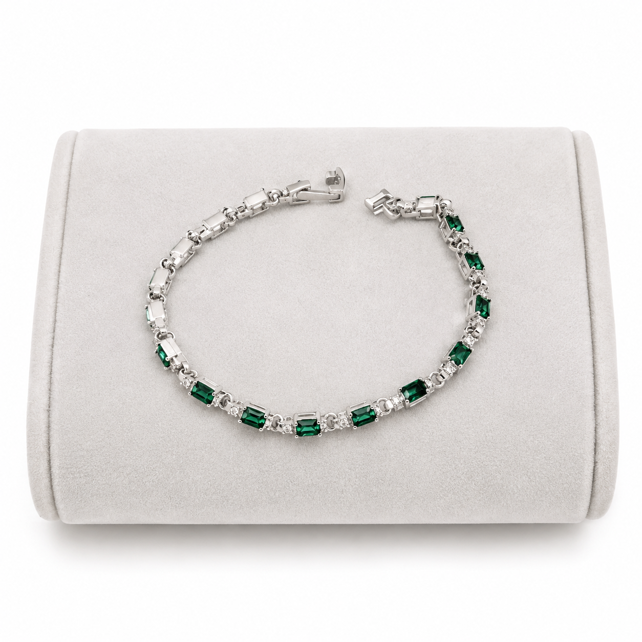 Pulsera de diseño clásico con piedras rectangulares color verde.