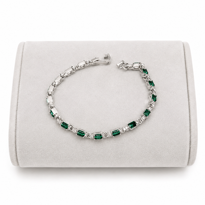 Pulsera de diseño clásico con piedras rectangulares color verde.