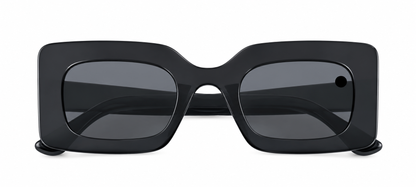 Gafas de sol rectangulares con montura negra y lentes oscuros para mujer.
