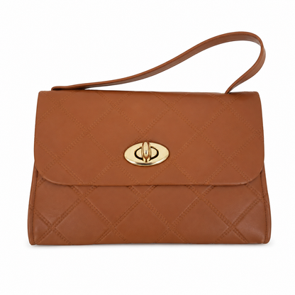 Bolso de hombro marrón con diseño acolchado y cierre giratorio dorado.