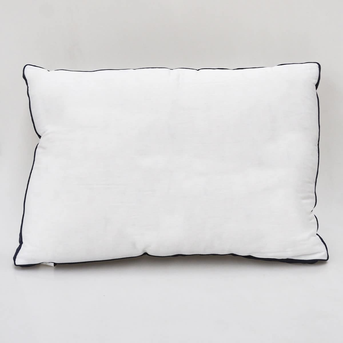 Almohada blanca Spring Air modelo Flottant con borde azul oscuro