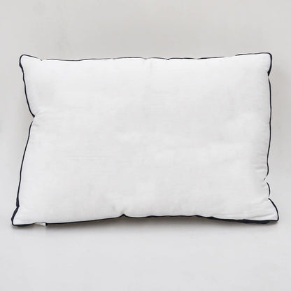 Almohada blanca Spring Air modelo Flottant con borde azul oscuro