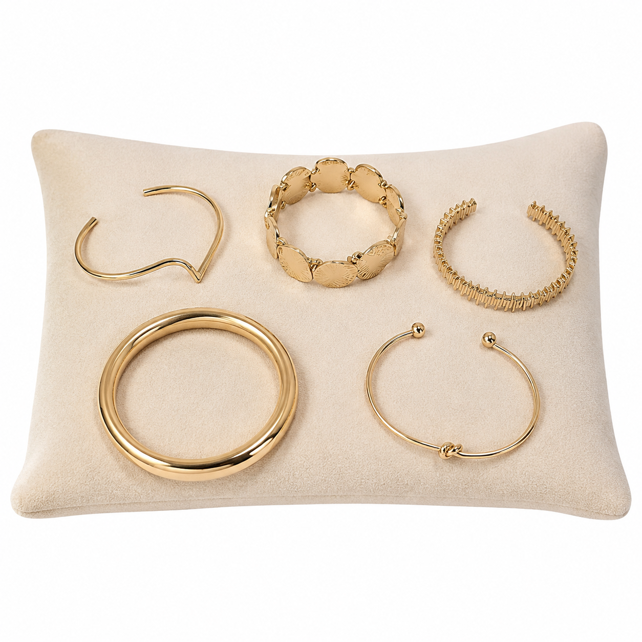 Set de cinco pulseras doradas con diseños variados.