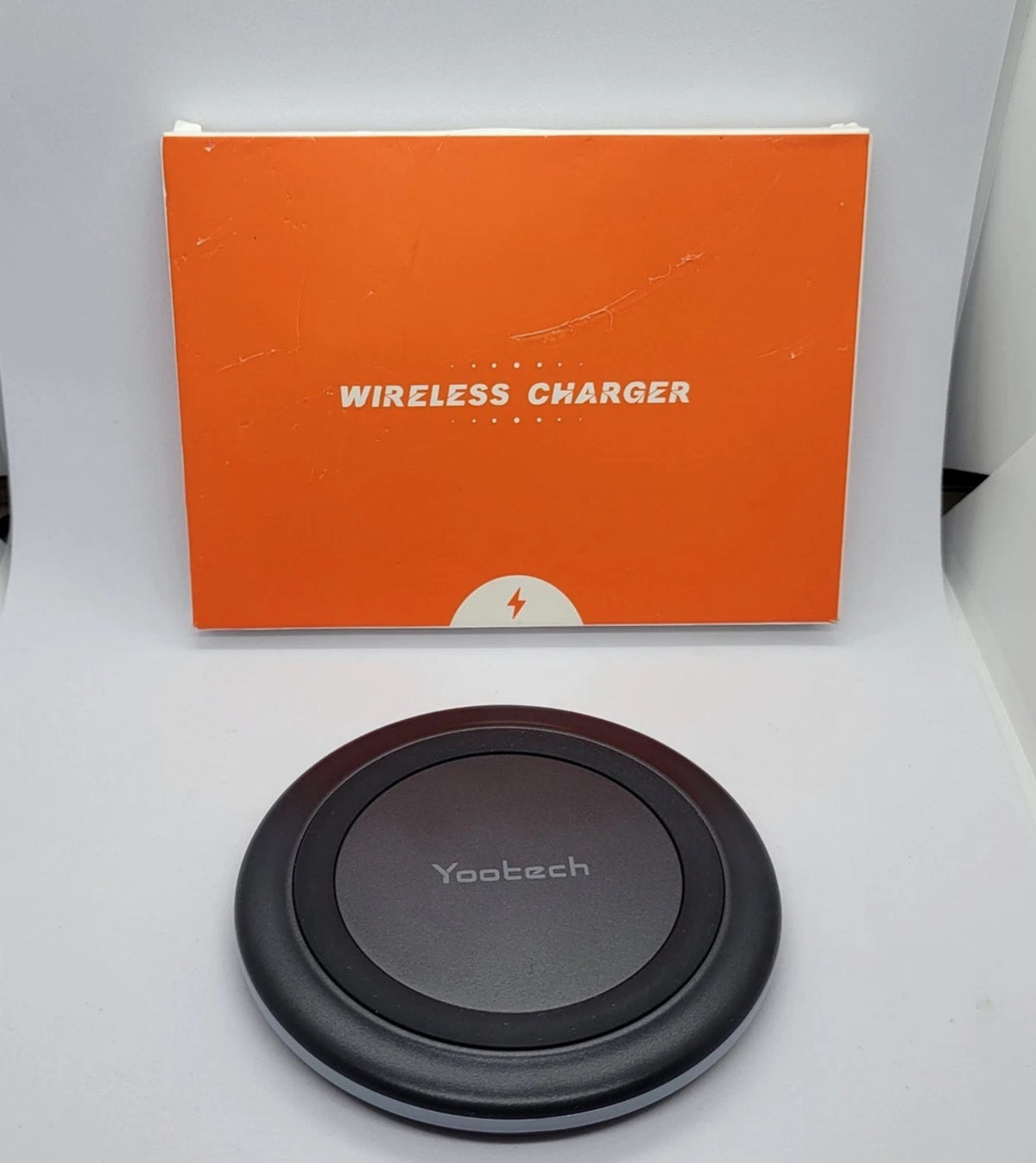 Cargador inalámbrico circular negro para teléfono móvil.