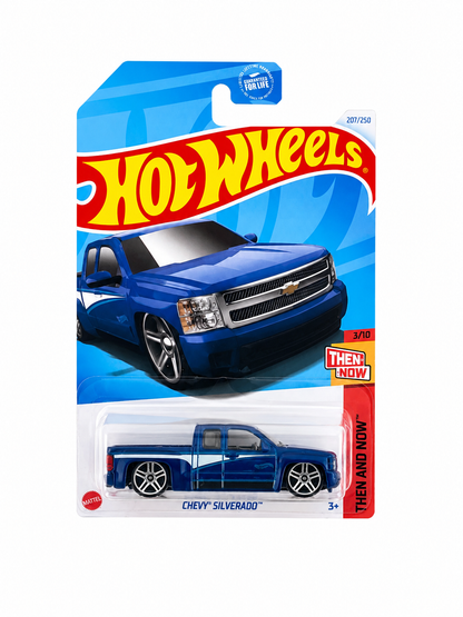 Camioneta de colección a escala Chevy Silverado en color azul con diseño deportivo y suspensión baja.