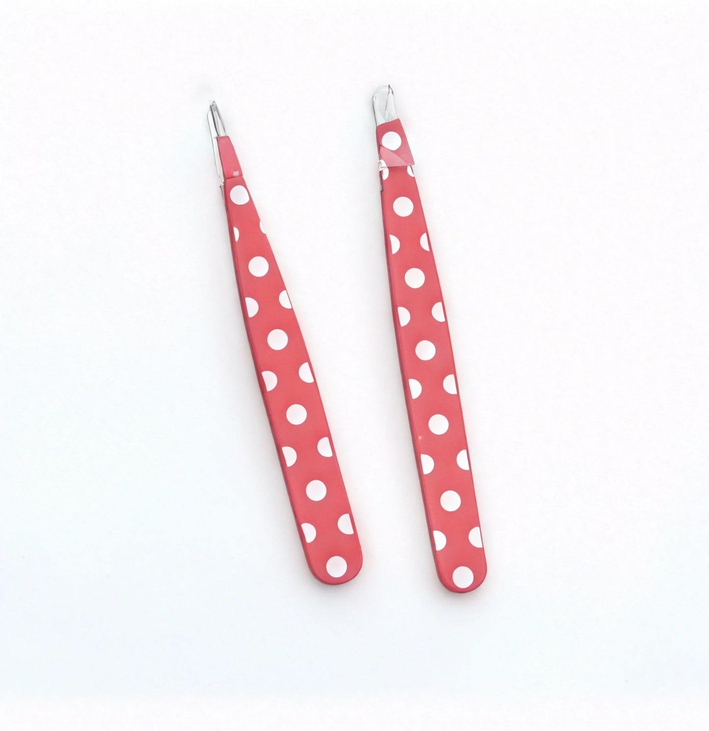 Juego de dos pinzas de acero inoxidable presenta un diseño de puntos blancos sobre fondo rojo.