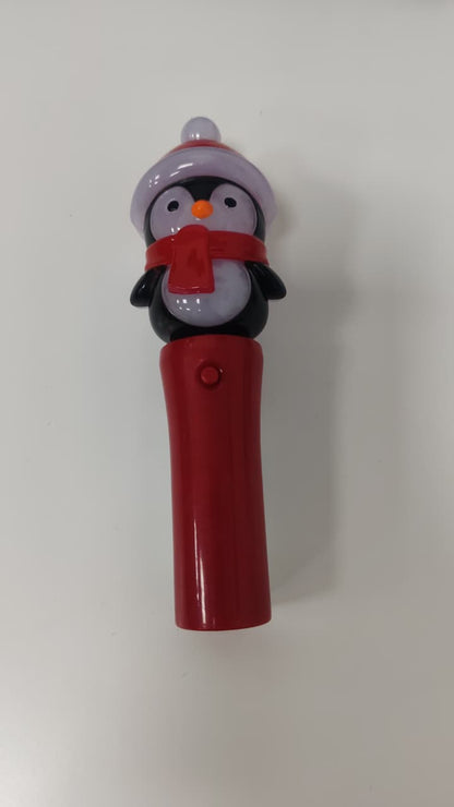 Juguete con forma de pingüino navideño.