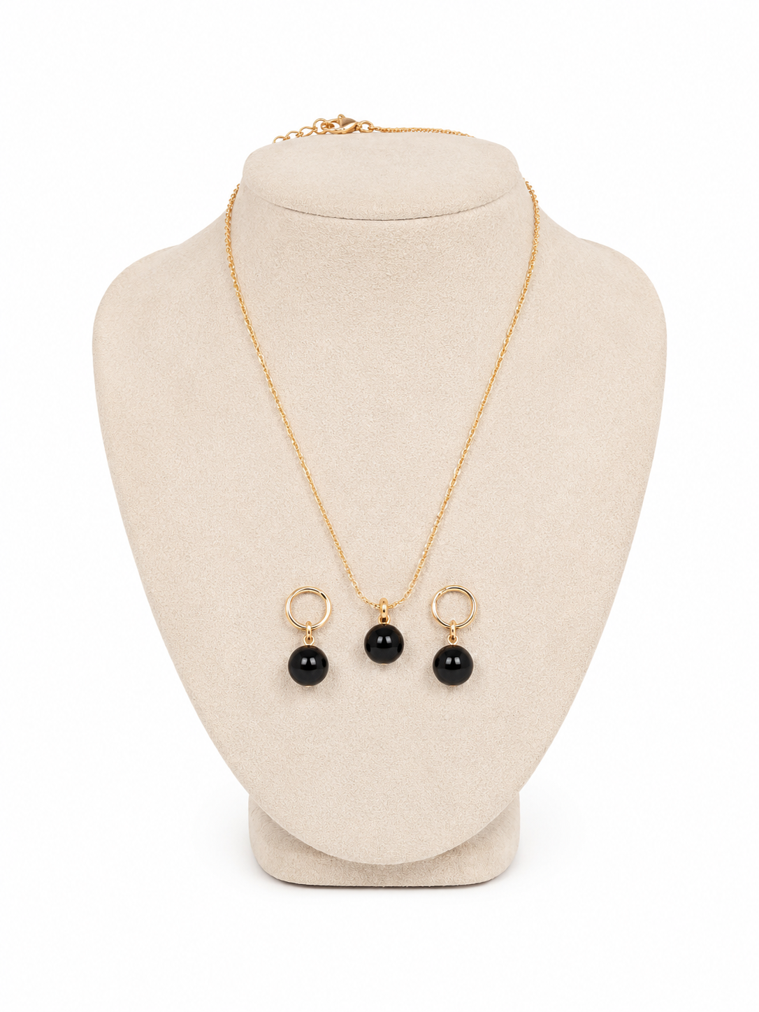 Juego de collar y aretes con colgantes redondos color negro.