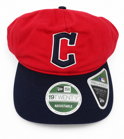 Gorra ajustable roja con visera azul marino y letra C bordada.