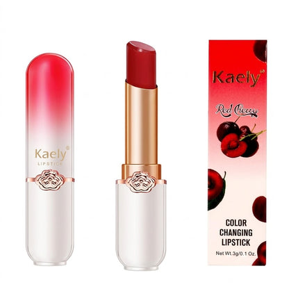 Lápiz labial Red Cherry cuenta con una fórmula que cambia de color según la temperatura y humedad de los labios.