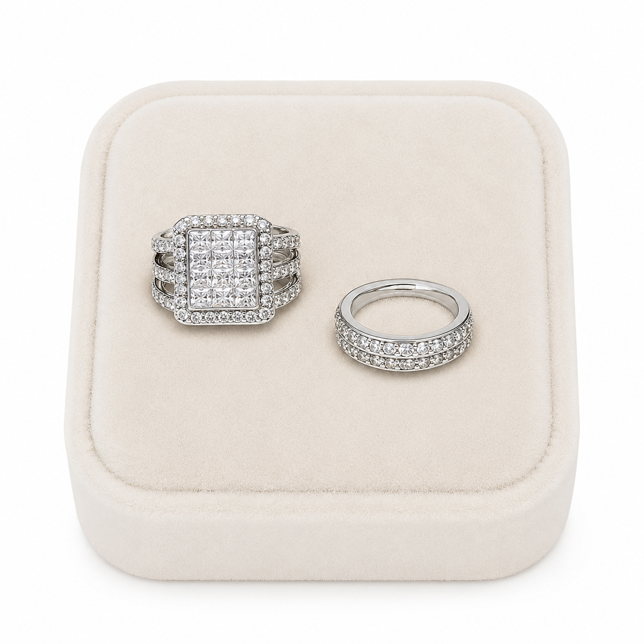 Conjunto de anillos con diseño cuadrado y banda con detalles brillantes color plateado.