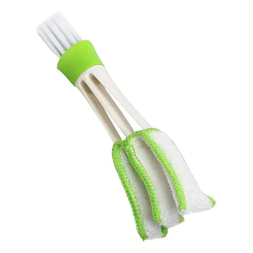 Cepillo 2 en 1 es una herramienta de limpieza compacta diseñada para rejillas de ventilación de automóviles, con cerdas de nailon en un extremo y una funda de microfibra en el otro para eliminar el polvo y la suciedad.