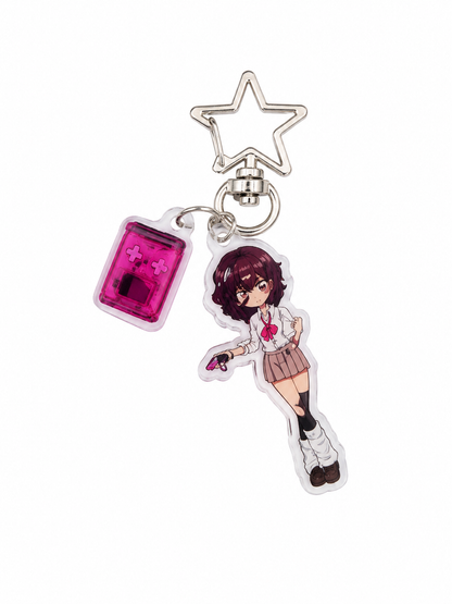 Llavero colgante con personaje estilo anime y accesorio en color rosa.