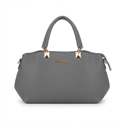 Bolso de mano gris que cuenta con elegantes detalles dorados y una textura distintiva.