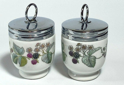 Juego de 2 Hueveras de Porcelana con Tapa y Diseño Floral de Frutos Silvestres.