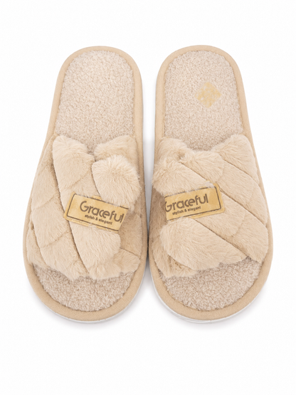 Pantuflas afelpadas de casa con diseño cruzado color beige, talla 36–37.