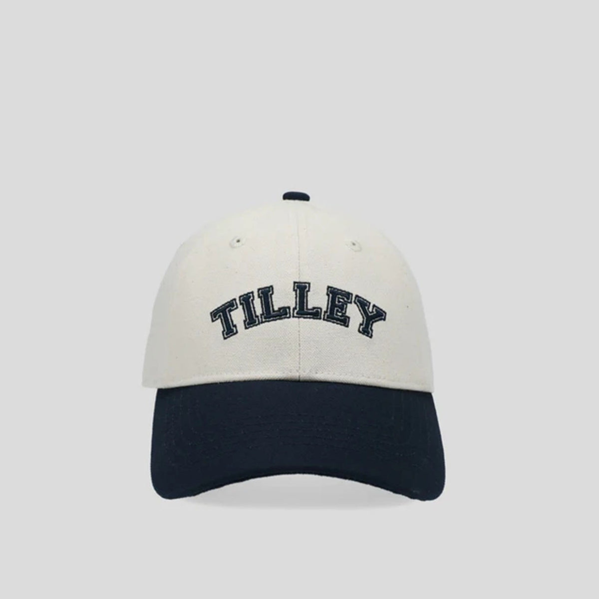 Gorra Casual Beige con Visera Azul Marino y Letras Bordadas al Frente.