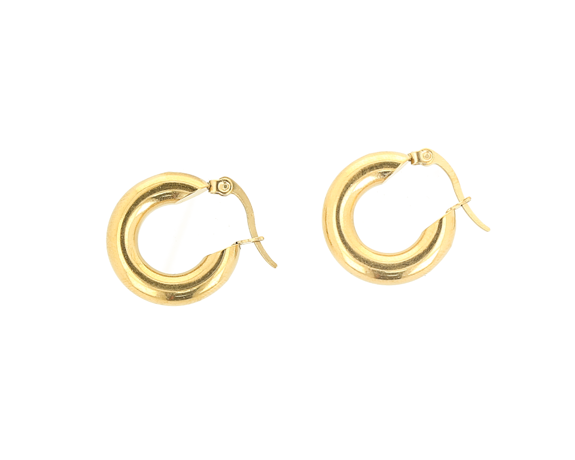 Aretes de aro grueso color dorado con un acabado pulido.