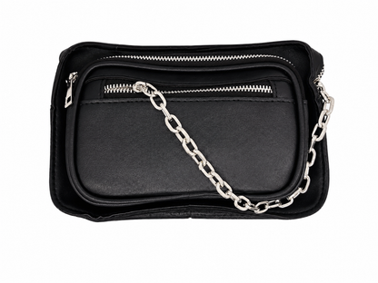 Bolso de hombro compacto negro con cadena plateada y múltiples compartimentos.