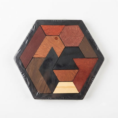 Rompecabezas de tangram hexagonal de madera que desafía la lógica y la creatividad.