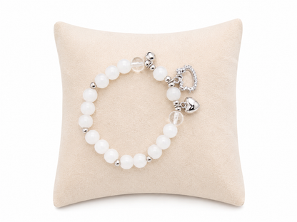 Pulsera Elástica de Cuentas Blancas con Dices Plateados en Forma de Corazón.