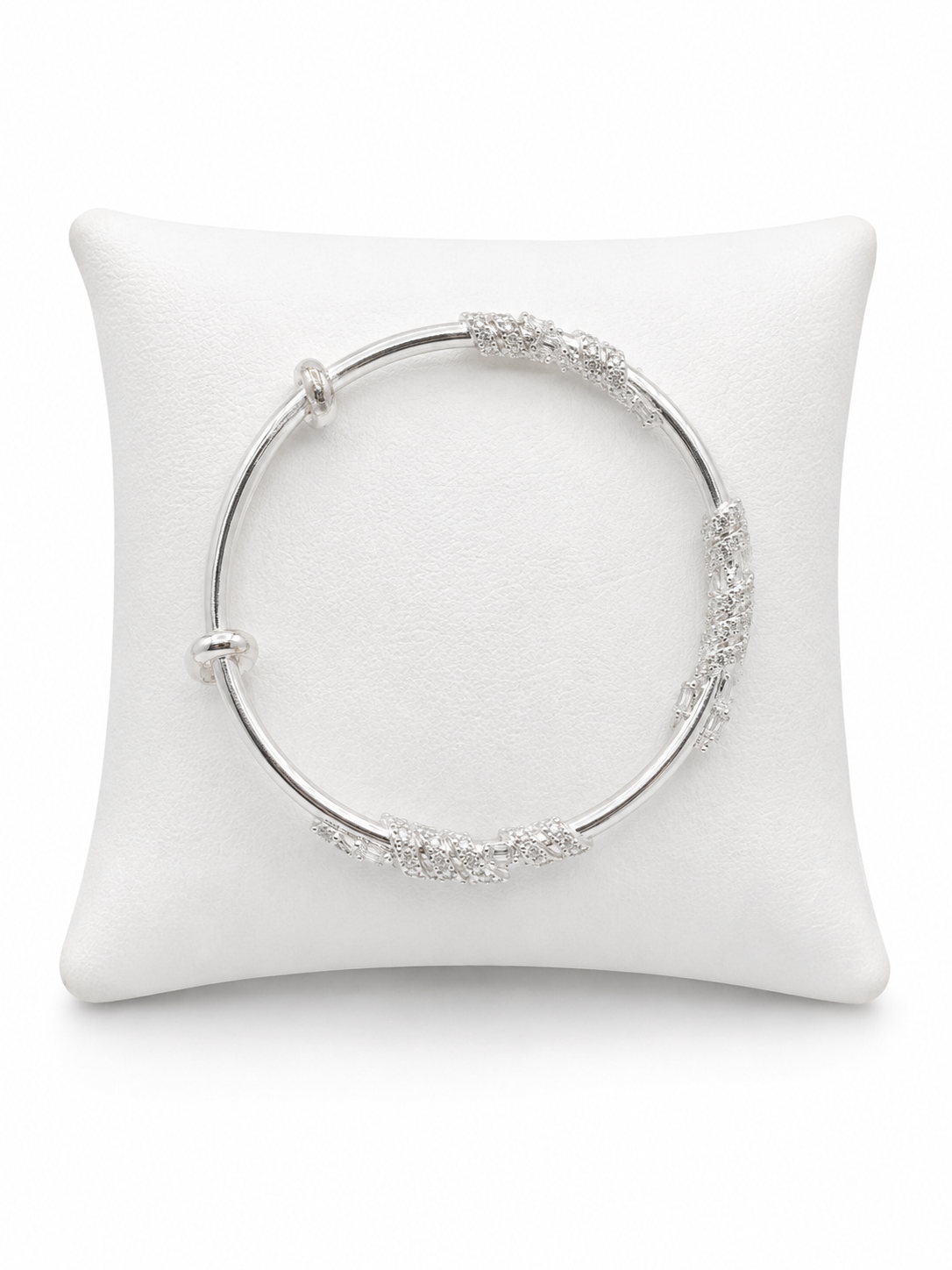 Pulsera Ajustable con Detalles Decorativos Plateados.