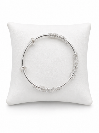 Pulsera Ajustable con Detalles Decorativos Plateados.