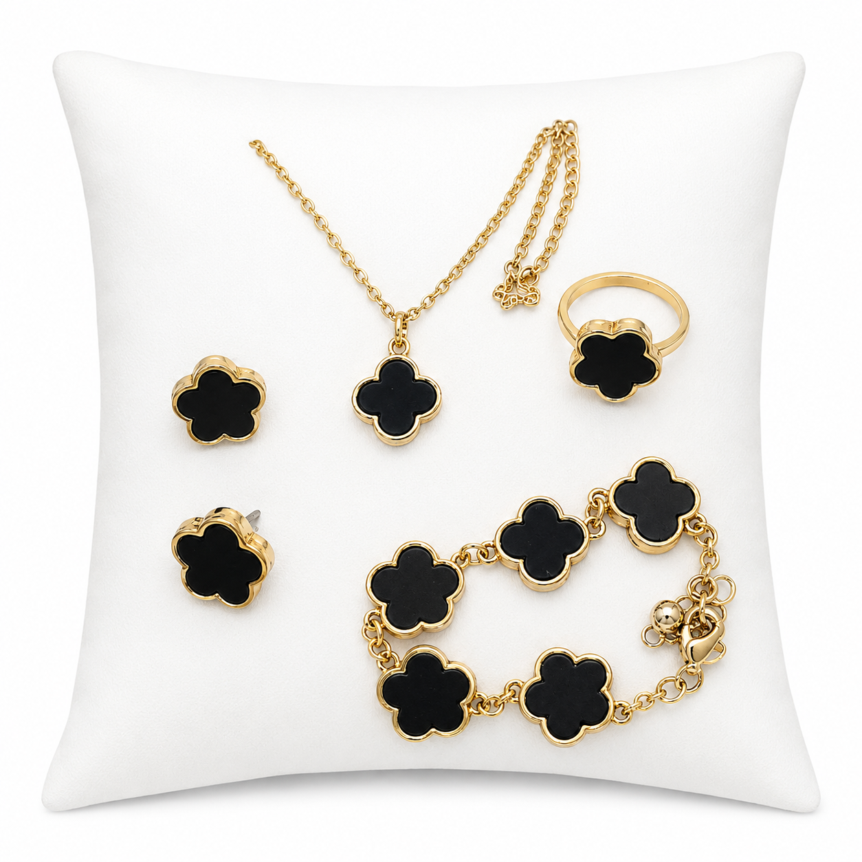 Juego de joyería con collar, pulsera, anillo y aretes de trébol negro.
