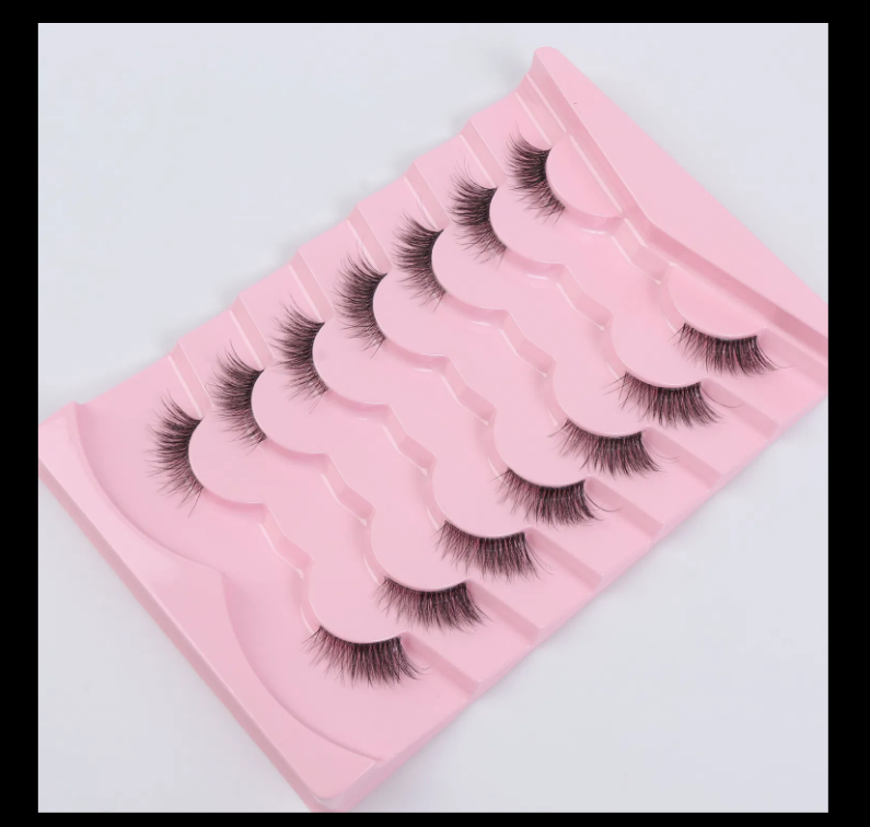 Set de 7 pares de pestañas postizas de visón sintético diseñado con un efecto "ojo de gato" (cat eye).