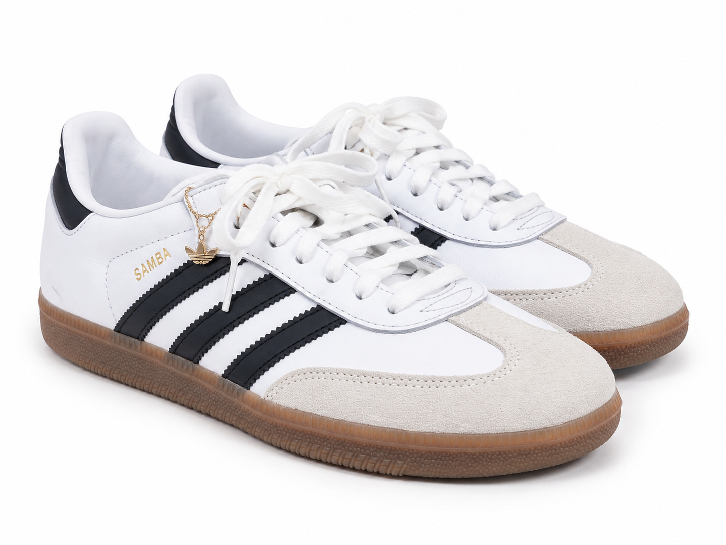 Zapatos deportivos casuales unisex de cuero sintético blanco con detalles negros y suela de goma, talla 7½.