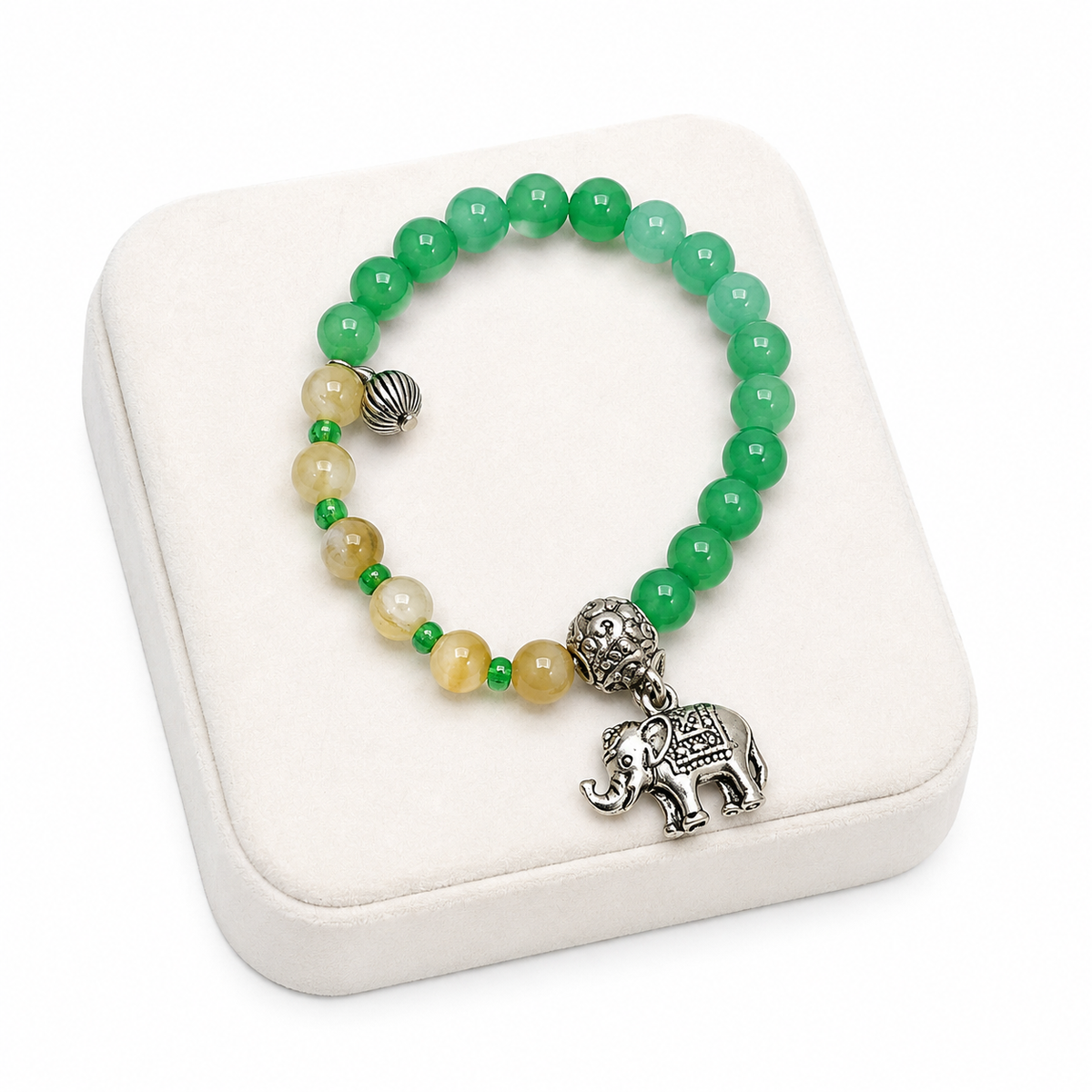 Pulsera de cuentas verdes y amarillas con dije de elefante plateado.